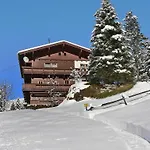 Nyaraló Ferienhaus Tux Holiday Home *